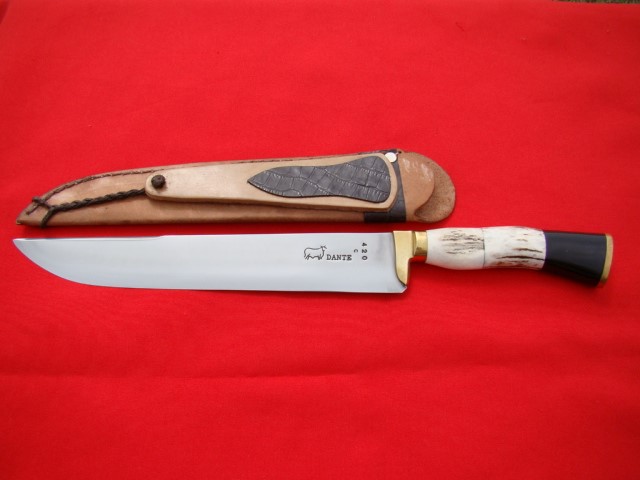 F 10-28 Faca Forjada em Aço Cirúrgico